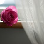 jak powiesić firanki bez karnisza